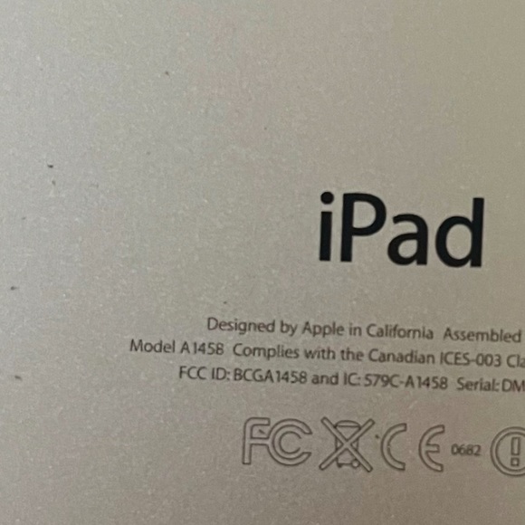 iPad A1458 - Picture 2 of 13